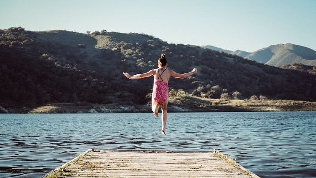 湖に飛び込む女性