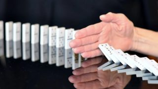 ドミノを手で止める