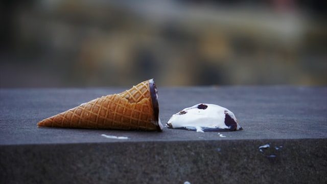 地面に落ちたアイスクリーム