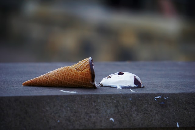 地面に落ちたアイスクリーム