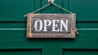 ドアに掛けられた「OPEN」のプレート