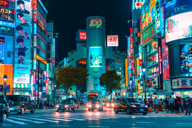 夜の渋谷スクランブル交差点