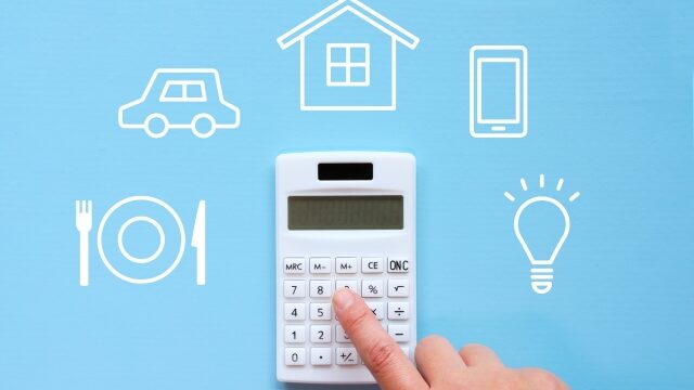 電卓を使って家計の計算をするイメージ