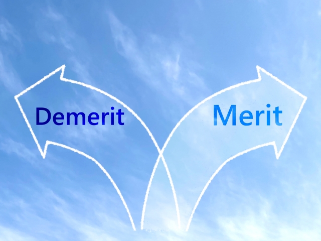 「merit」「demerit」の二手に分かれた矢印